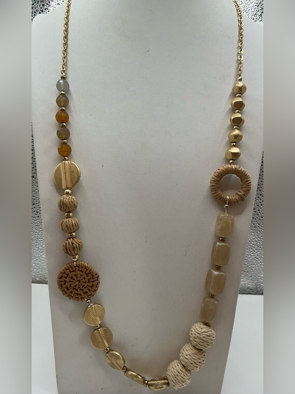 PLUNDERS GOLD TONE AND BEIGE MIXED MATERIAL WICKER METAL ACRYLIC BEAD NECKLACE